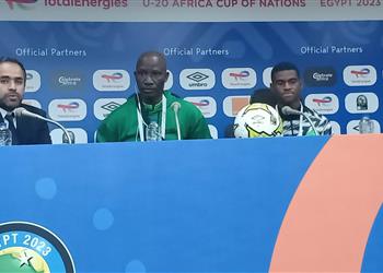 مدرب نيجيريا مواجهة مصر كانت أقوى من السنغال ولدي 4 لاعبين يمكنهم اللعب مع الكبار