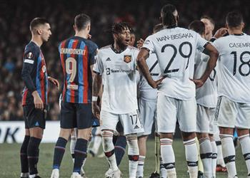 تعرف على معلق مباراة برشلونة ومانشستر يونايتد اليوم في الدوري الأوروبي