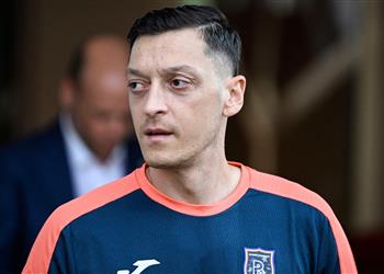 تقارير أوزيل يسعى لفسخ عقده من أجل اعتزال كرة القدم