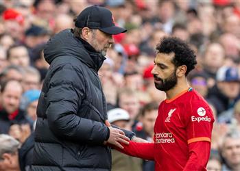 كلوب يوضح هل العقد الجديد سبب تراجع أداء محمد صلاح مع ليفربول هذا الموسم