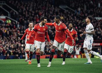 فيديو ليلة طرد كاسيميرو مانشستر يونايتد يتخطى كريستال بالاس بثنائية في الدوري الإنجليزي