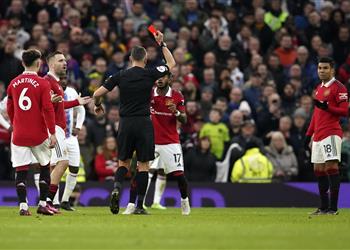 تين هاج ينتقد التحكيم بعد طرد كاسيميرو في مباراة مانشستر يونايتد وكريستال بالاس