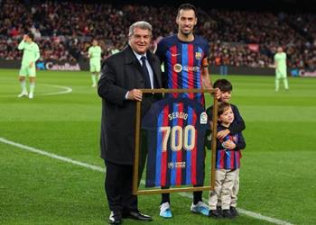 أليماني يلقي بالكرة في ملعب تشافي لحسم مستقبل بوسكيتس مع برشلونة