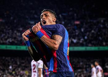 فيديو برشلونة يستغل تعثر ريال مدريد ويضرب إشبيلية بثلاثية في الدوري الإسباني