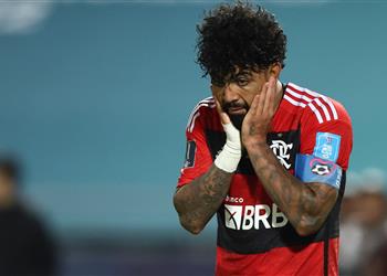 لاعب فلامينجو يهاجم حكم مباراة فريقه أمام الهلال في كأس العالم للأندية