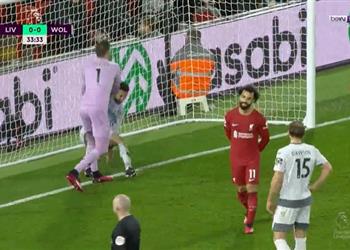 فيديو محمد صلاح يفلت من البطاقة الصفراء خلال مباراة ليفربول وولفرهامبتون