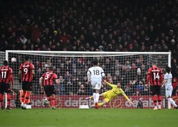 مدافع بورنموث إهدار محمد صلاح لركلة الجزاء كان عادل ا