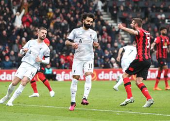 مدرب بورنموث يشيد بأداء لاعبه ضد محمد صلاح ويوضح تأثير ركلة الجزاء المهدرة