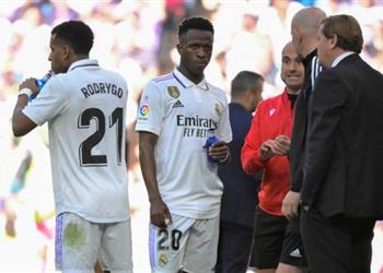 فينيسيوس يستنكر تصرفات الحكام ويتوعد برشلونة بالقتال على لقب الدوري الإسباني