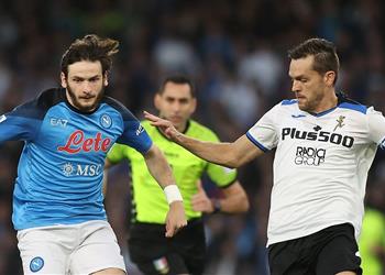 فيديو كفاراستخيليا يسجل هدف ا عالمي ا ويقود نابولي للفوز على أتالانتا في الدوري الإيطالي