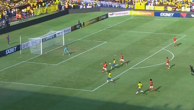 لاعب صن داونز يهدر فرصه هدف امام الاهلي