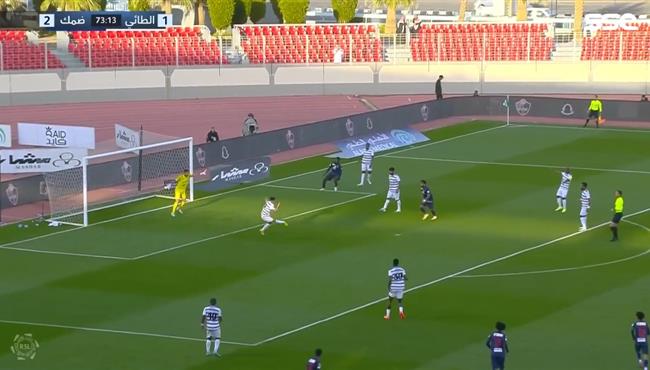 هدف كوميدي في مباراة ضمك والطائي بالدوري السعودي