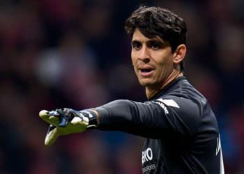 إشبيلية يصدر بيان ا رسمي ا بشأن حالة ياسين بونو بعد إصابته القوية أمام ألميريا