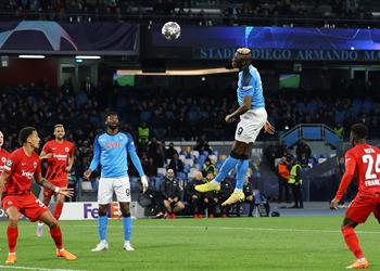 فيديو نابولي يهزم فرانكفورت بثلاثية ويتأهل إلى ربع نهائي أبطال أوروبا للمرة الأولى في تاريخه