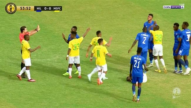 قرار تحكيمي مثير للجدل لاعبو صن داونز يطالبون الحكم بطرد لاعب الهلال السوداني