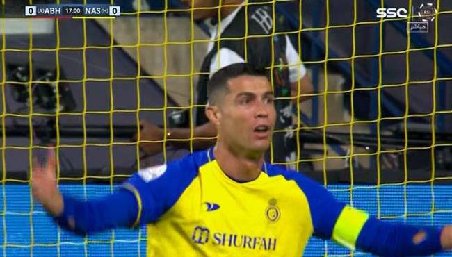 رونالدو يطالب بركلة جزاء في مباراة النصر وابها بالدوري السعودي
