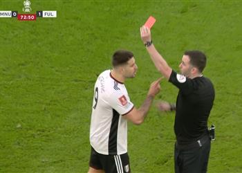 3 بطاقات حمراء لـ فولهام أمام مانشستر يونايتد في أقل من دقيقة