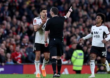 حكم إنجليزي سابق يطالب بإيقاف ميتروفيتش 10 مباريات بعد تصرفه المشين