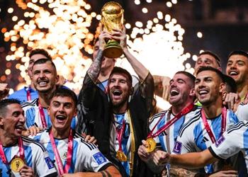 صور هدية ذهبية ميسي يكافئ الأرجنتين أبطال كأس العالم 2022