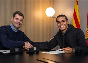 رسمي ا نجل رونالدينيو ينضم إلى برشلونة