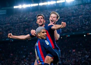 تشافي يكافئ لاعبي برشلونة بعد الفوز على ريال مدريد