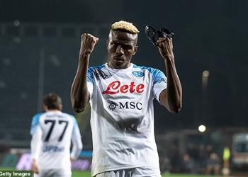 نابولي يحدد سعر بيع فيكتور أوسيمين وسط صراع إنجليزي لضمه