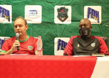 مدرب مالاوي ينفعل بسبب تأخر المؤتمر الصحفي قبل مواجهة مصر