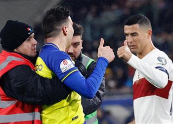 من أجل رونالدو مشجع يقتحم مباراة البرتغال ولوكسمبورج بقميص النصر