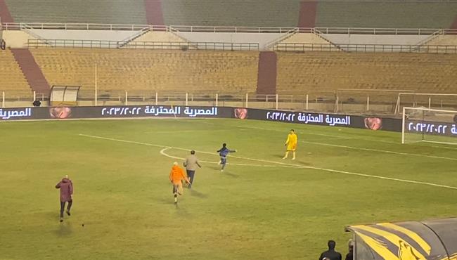 طفل يقتحم ملعب مباراة الزمالك والبنك الأهلي لمعانقة محمد عواد ورد فعل غاضب من الجماهير