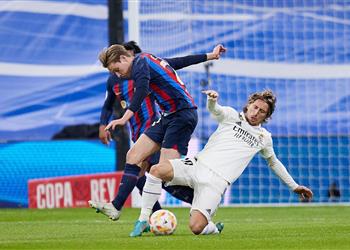 برشلونة في مأزق بسبب دي يونج قبل الكلاسيكو