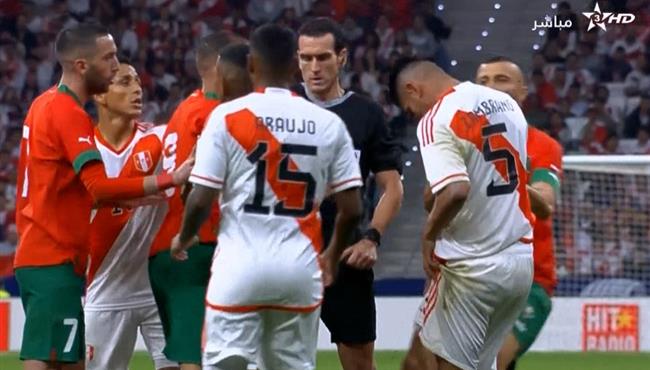 مشادة بين اللاعبين في مباراة المغرب وبيرو بمباراة ودية