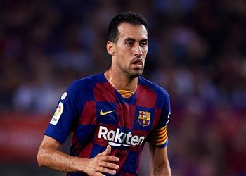 بعد عرض سعودي بوسكيتس يحسم موقفه من البقاء مع برشلونة