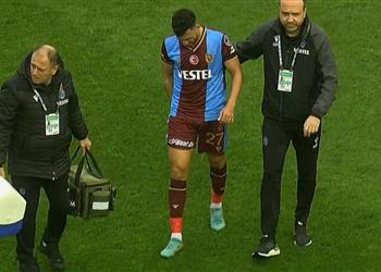 فيديو تريزيجيه يغادر مباراة طرابزون وعمراني سبور في الدوري التركي مصاب ا