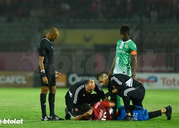 فيديو محمد شريف يغادر مباراة الأهلي والقطن الكاميروني مصاب ا