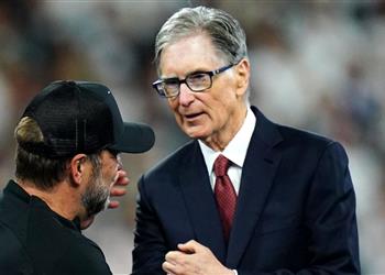 جماهير ليفربول تهاجم م لاك النادي وتدعم كلوب خلال مواجهة مانشستر يونايتد