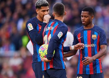 فيديو طرد وضربة جزاء ضائعة برشلونة يتخطى فالنسيا ويوسع الفارق مع ريال مدريد