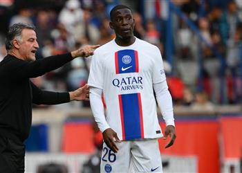 بديل ماركينيوس مدافع باريس سان جيرمان يغادر مباراة بايرن ميونخ للإصابة