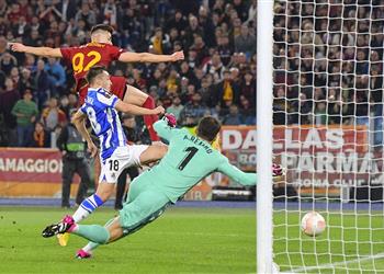 فيديو روما يقترب من ربع نهائي الدوري الأوروبي بثنائية في ريال سوسيداد