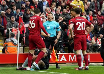 كلاتنبرج يدافع عن حكم مباراة ليفربول وآرسنال بعد اتهامه بالاعتداء على روبرتسون