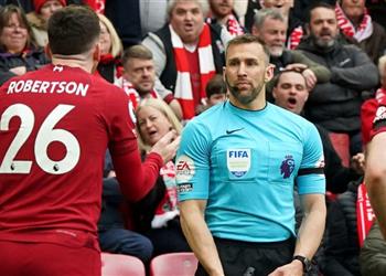 رسمي ا لجنة الحكام الإنجليزية تعاقب حكم مباراة ليفربول وآرسنال بسبب روبرتسون