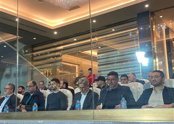 فيتوريا وميكالي ورئيس لجنة الحكام يحضرون مباراة الأهلي وبيراميدز في نهائي الكأس