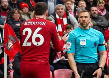 أول تعليق من الحكم المساعد على واقعة اعتدائه ضد روبرتسون في مباراة ليفربول وآرسنال