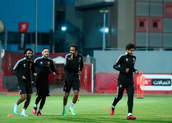 الأهلي يختتم استعداداته لمباراة فاركو في الدوري وتأكيد غياب ثنائي الفريق