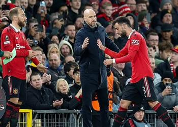 بمقولة هولندية غريبة تين هاج يرد على انتقادات قرار استبدال فرنانديز وأنتوني أمام إشبيلية