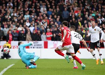 فيديو مانشستر يونايتد يقبل هدية نيوكاسل ويفوز بثنائية أمام نوتينجهام في الدوري الإنجليزي