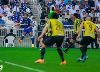 فيديو أحمد حجازي يسجل هدف الهلال الأول أمام الاتحاد بالخطأ في مرماه