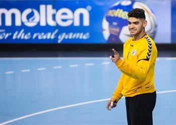 حارس يد الأهلي يجري جراحة ناجحة بعد القطع في الرباط الصليبي