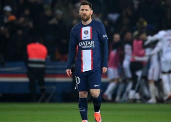 أسطورة الأرجنتين ينصح ميسي بعدم العودة إلى برشلونة