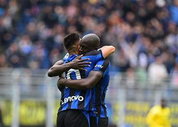 إنتر ميلان يقلب الطاولة على لاتسيو ويمهد الطريق لـ نابولي لحسم لقب الدوري الإيطالي