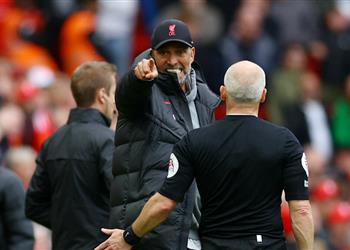 مستشهد ا بتصرفه ضد محمد صلاح كلوب يهاجم حكم مباراة توتنهام لا أعرف كيف ينظر تجاهي